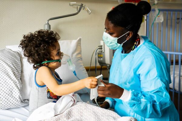 Infirmiere et enfant